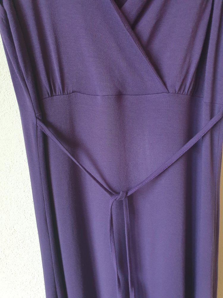 Lila passport Sommerkleid aus Viskose mit silberner Schnalle an der Schulter