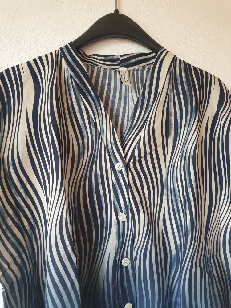 Blau beige gemusterte New Collection Kurzarmbluse