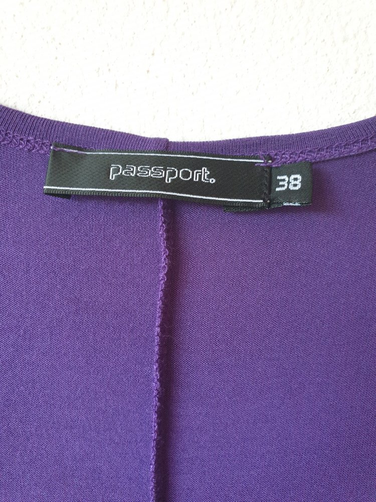 Lila passport Sommerkleid aus Viskose mit silberner Schnalle an der Schulter