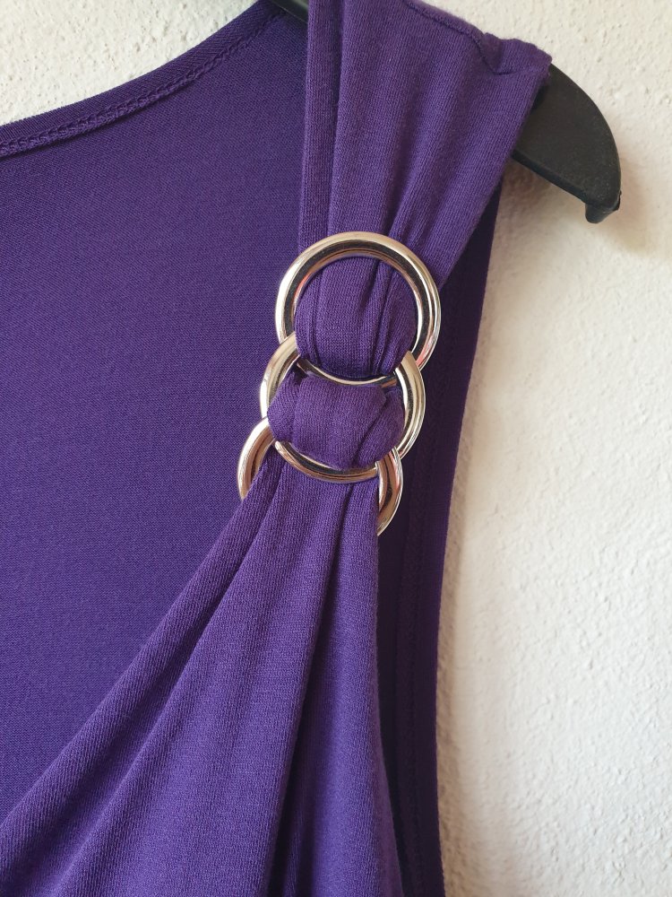 Lila passport Sommerkleid aus Viskose mit silberner Schnalle an der Schulter