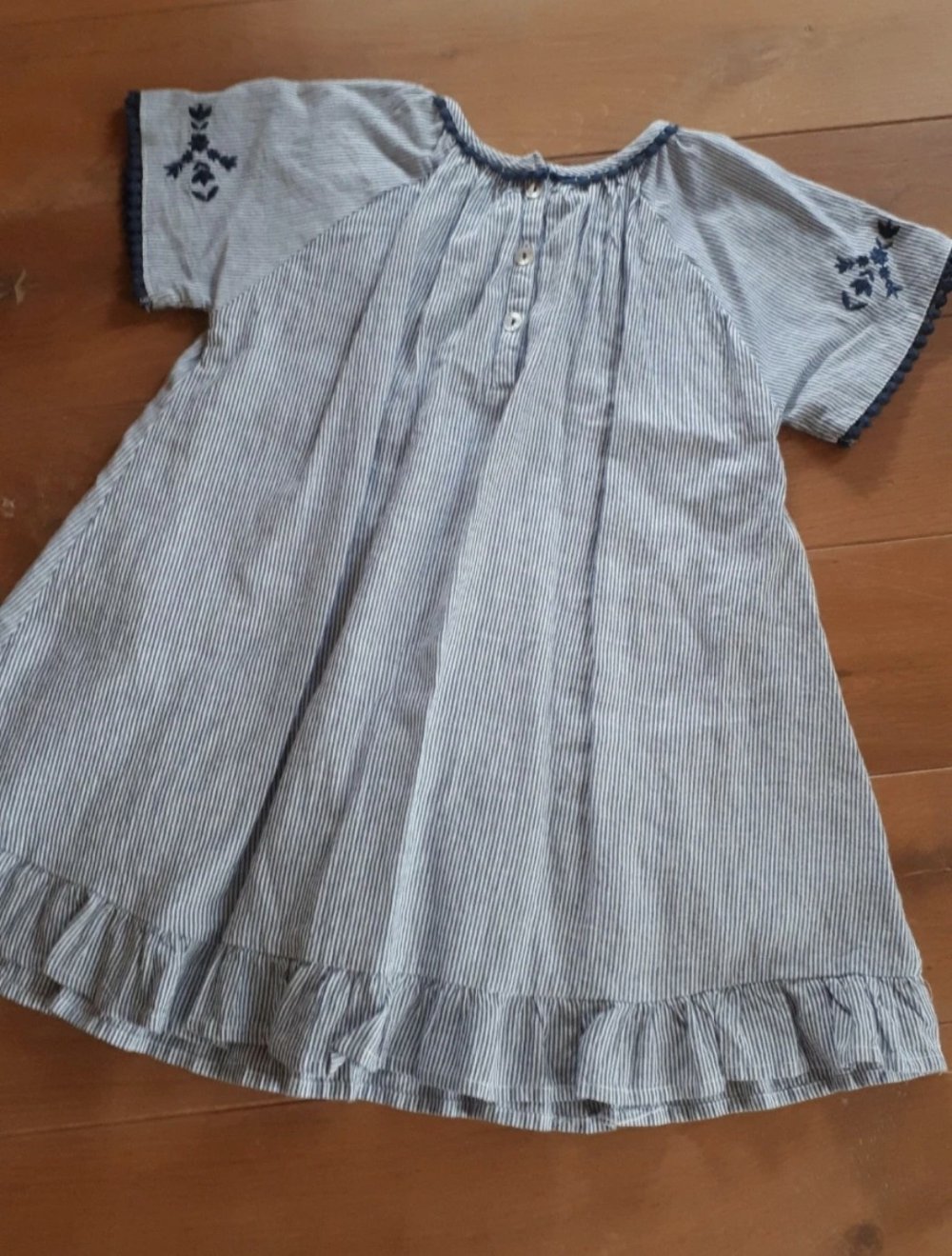 Kurzes gestreiftes Sommerkleid von Alana
