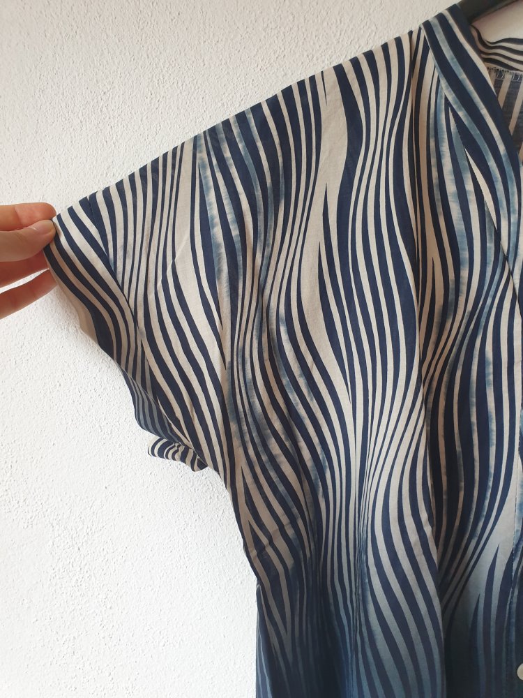 Blau beige gemusterte New Collection Kurzarmbluse