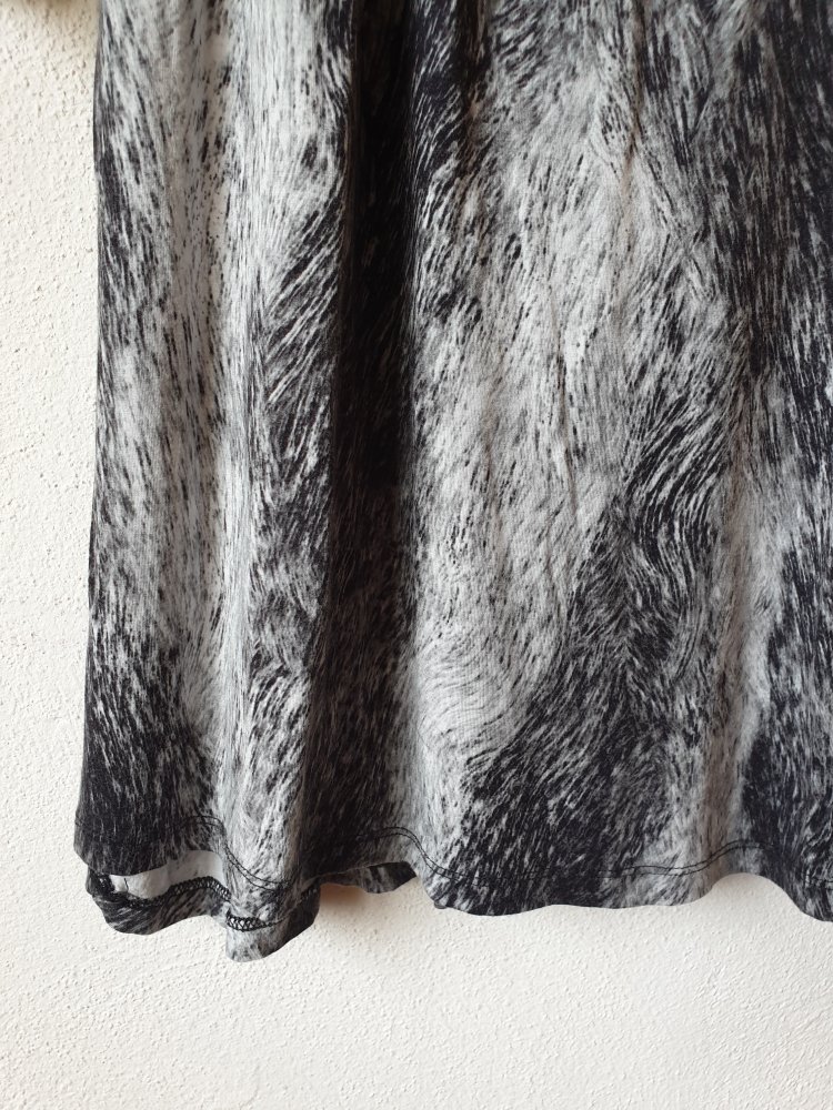 Weiß grau schwarzes Northland Kleid mit Wasserfall-Ausschnitt