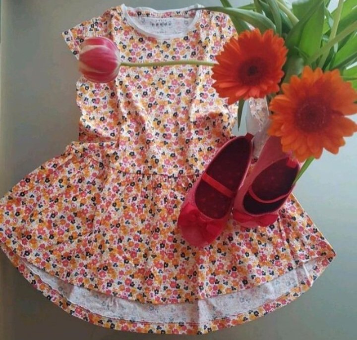 Wie neu ~ Hübsches Blümchenkleid (v.name it), Gr.110~116, 100% BW