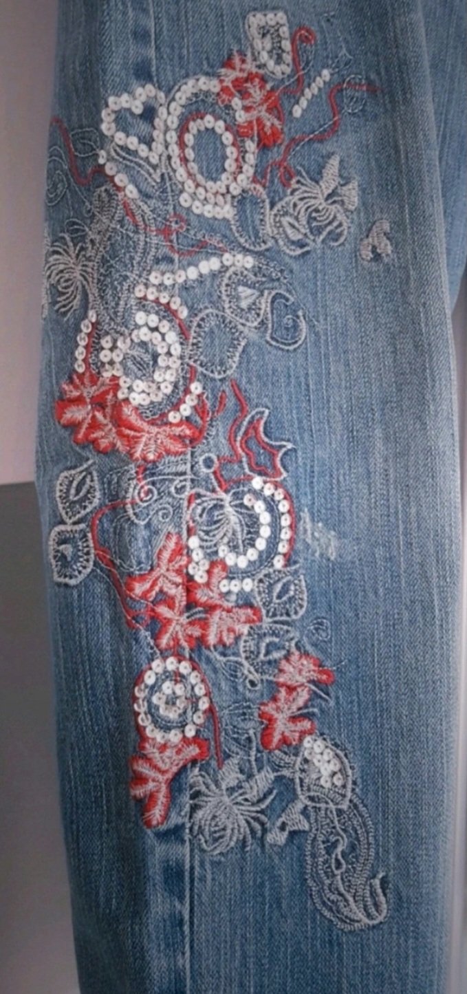 Neuw. ~ Sehr hübsche Capri-Jeans, Gr.42/44, m.Pailetten