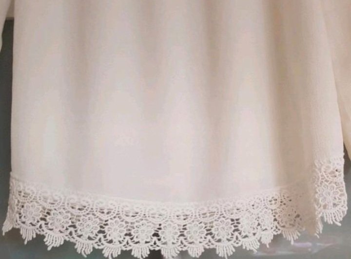 Wie neu ~ Sehr hübsche Bluse (v.Madonna), Gr.M~L, weiß mit Spitze
