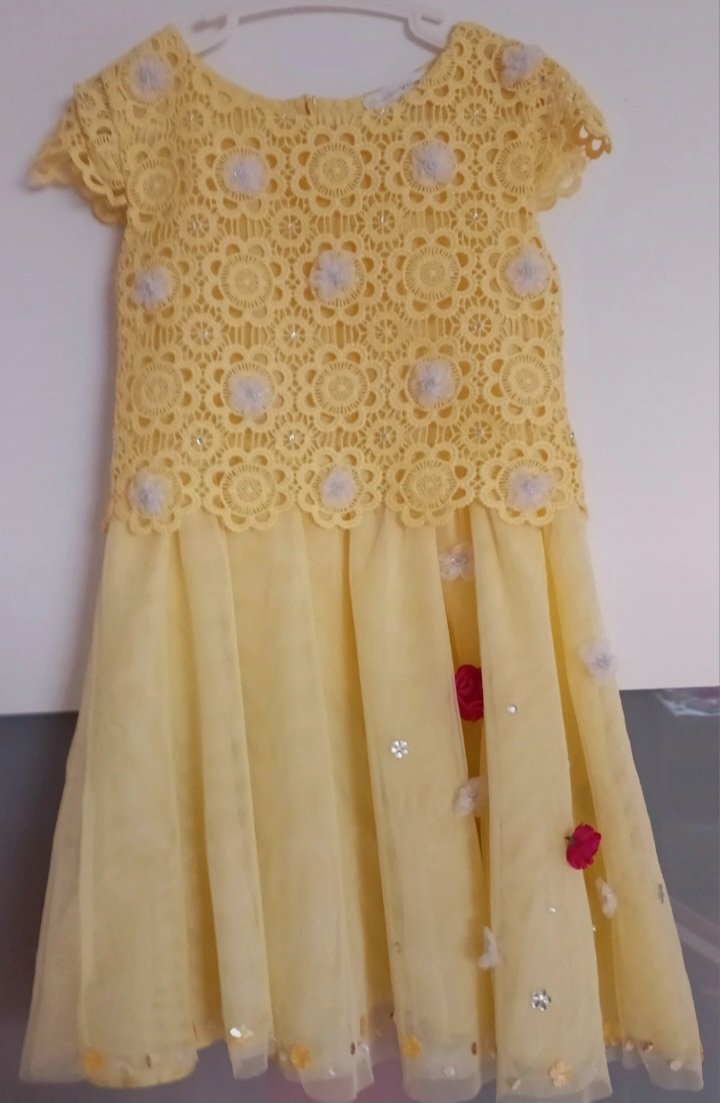 Neuw. ~ Sehr hübsches Kleid (v.Charles Vögele), gelb, Gr.116