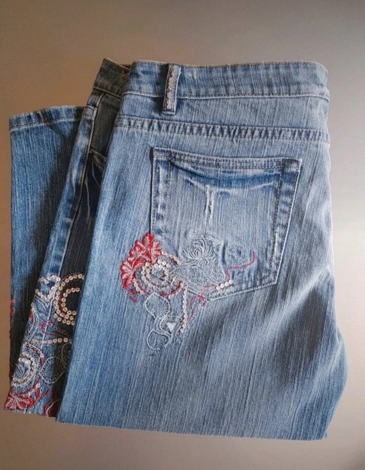 Neuw. ~ Sehr hübsche Capri-Jeans, Gr.42/44, m.Pailetten