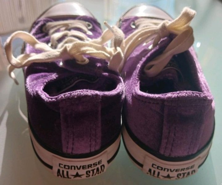 Wie neu ~ Hübsche Schuhe (v.Converse All Star), Gr.31, samt, lila