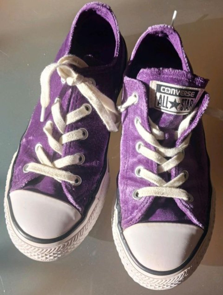 Wie neu ~ Hübsche Schuhe (v.Converse All Star), Gr.31, samt, lila