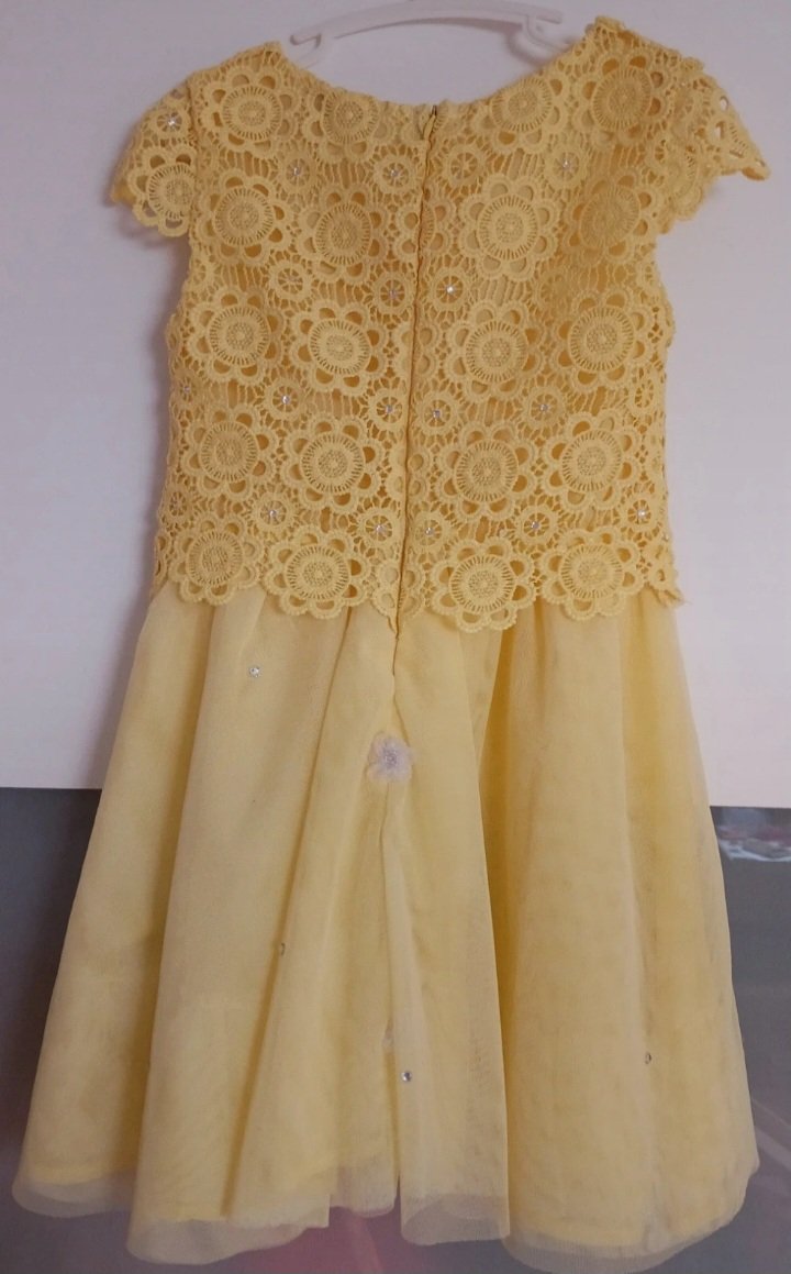 Neuw. ~ Sehr hübsches Kleid (v.Charles Vögele), gelb, Gr.116