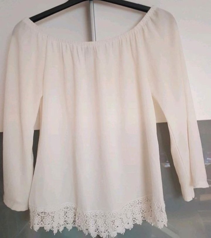 Wie neu ~ Sehr hübsche Bluse (v.Madonna), Gr.M~L, weiß mit Spitze