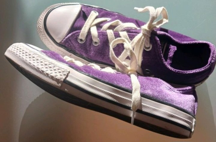Wie neu ~ Hübsche Schuhe (v.Converse All Star), Gr.31, samt, lila