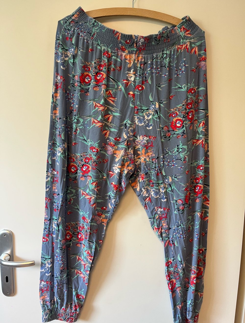 Weite Hose blau mit Blumenmuster