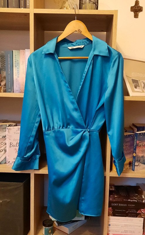 blaues satin Kleid