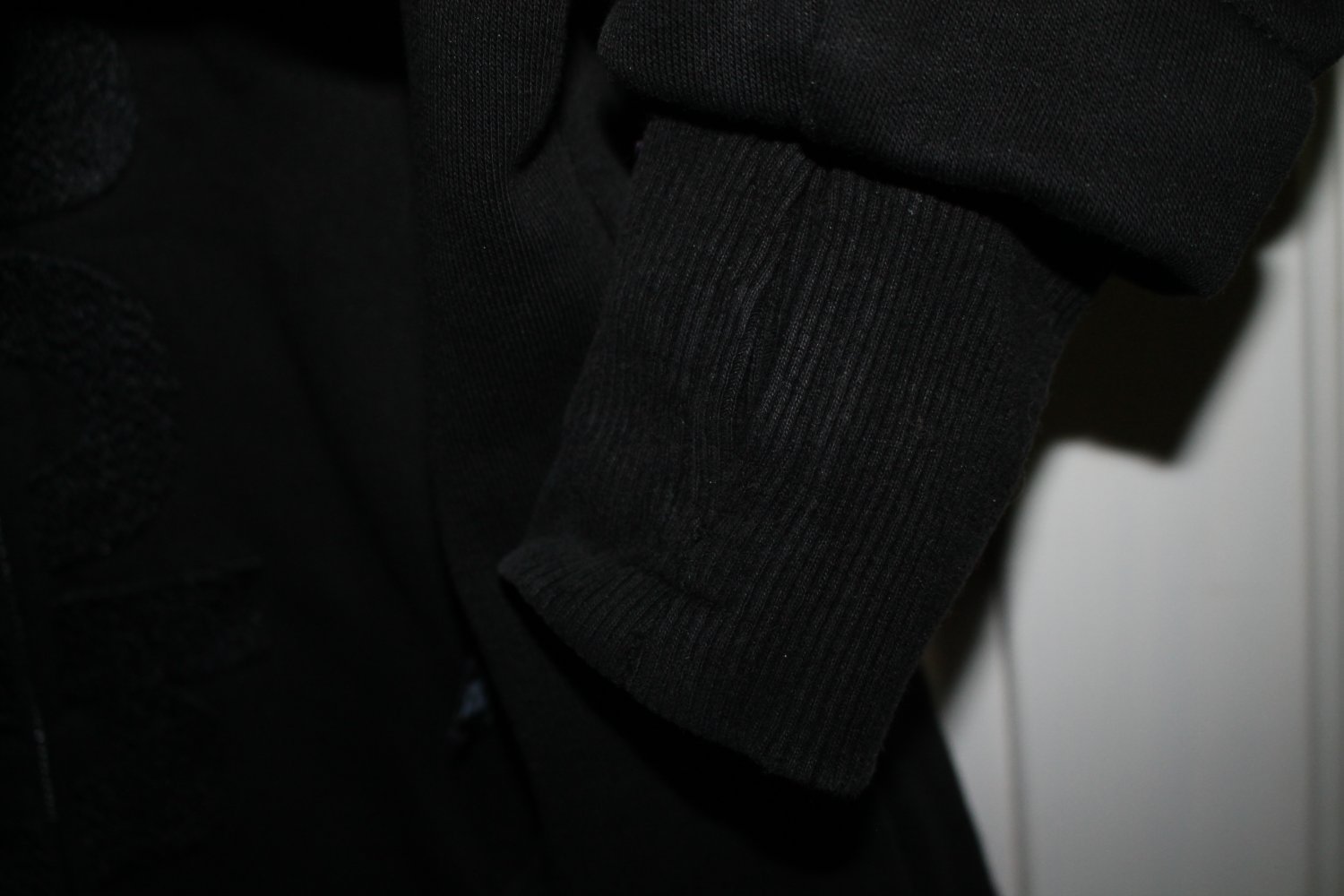 Sweatjacke mit Stehkragen und Reißverschluß schwarz mit Logo