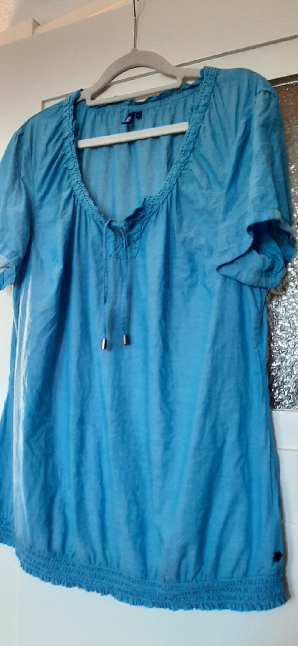 Cecil L 44 lockere Bluse Halbarm geknöpft vorne zum Binden und Bündchen an der Taille wunderschön schillerndes Blau Himmelblau 