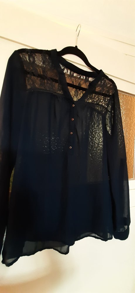 Only 40 M dunkelblaue Bluse Langarm hochknöpfbar transparent Spitze weich locker schwingend vorne Knopfleiste edel und chic