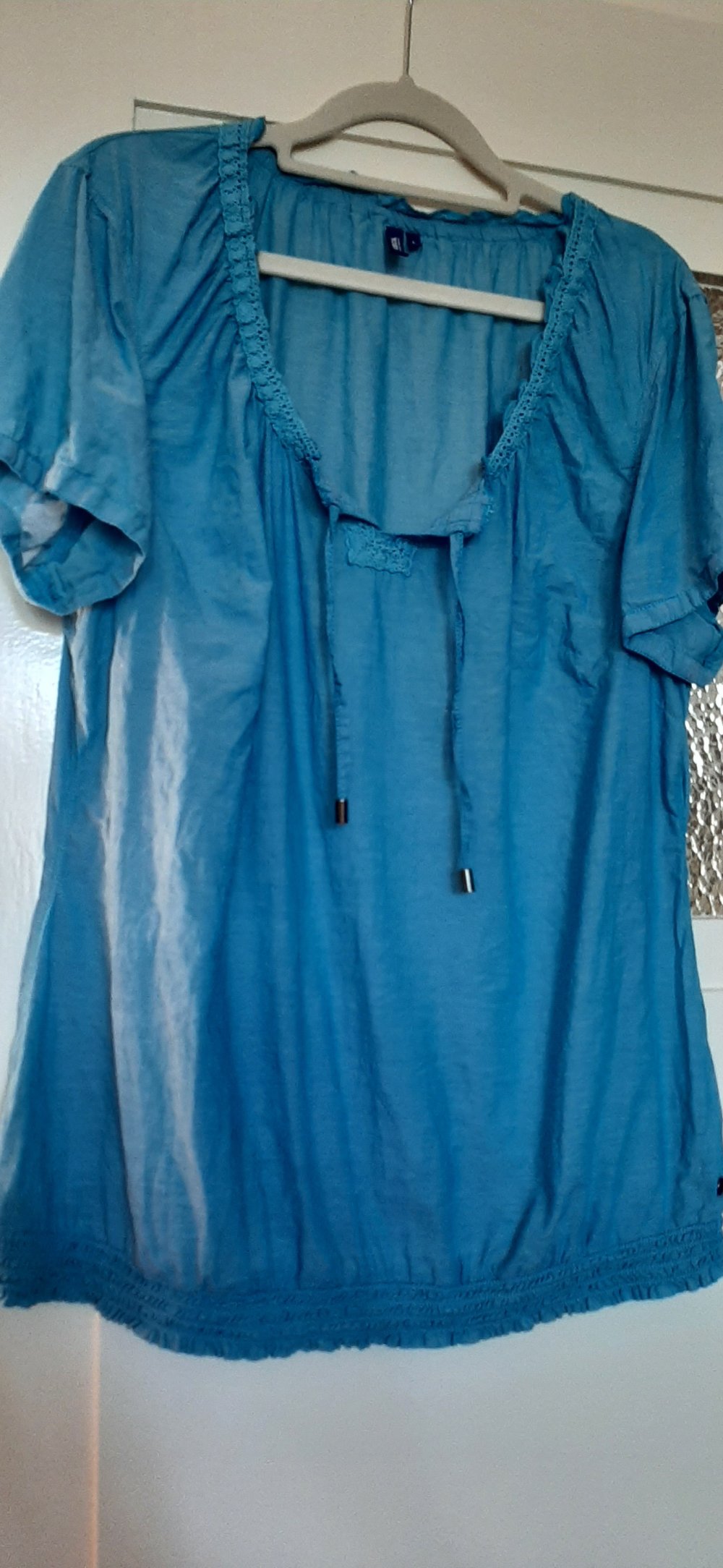 Cecil L 44 lockere Bluse Halbarm geknöpft vorne zum Binden und Bündchen an der Taille wunderschön schillerndes Blau Himmelblau 