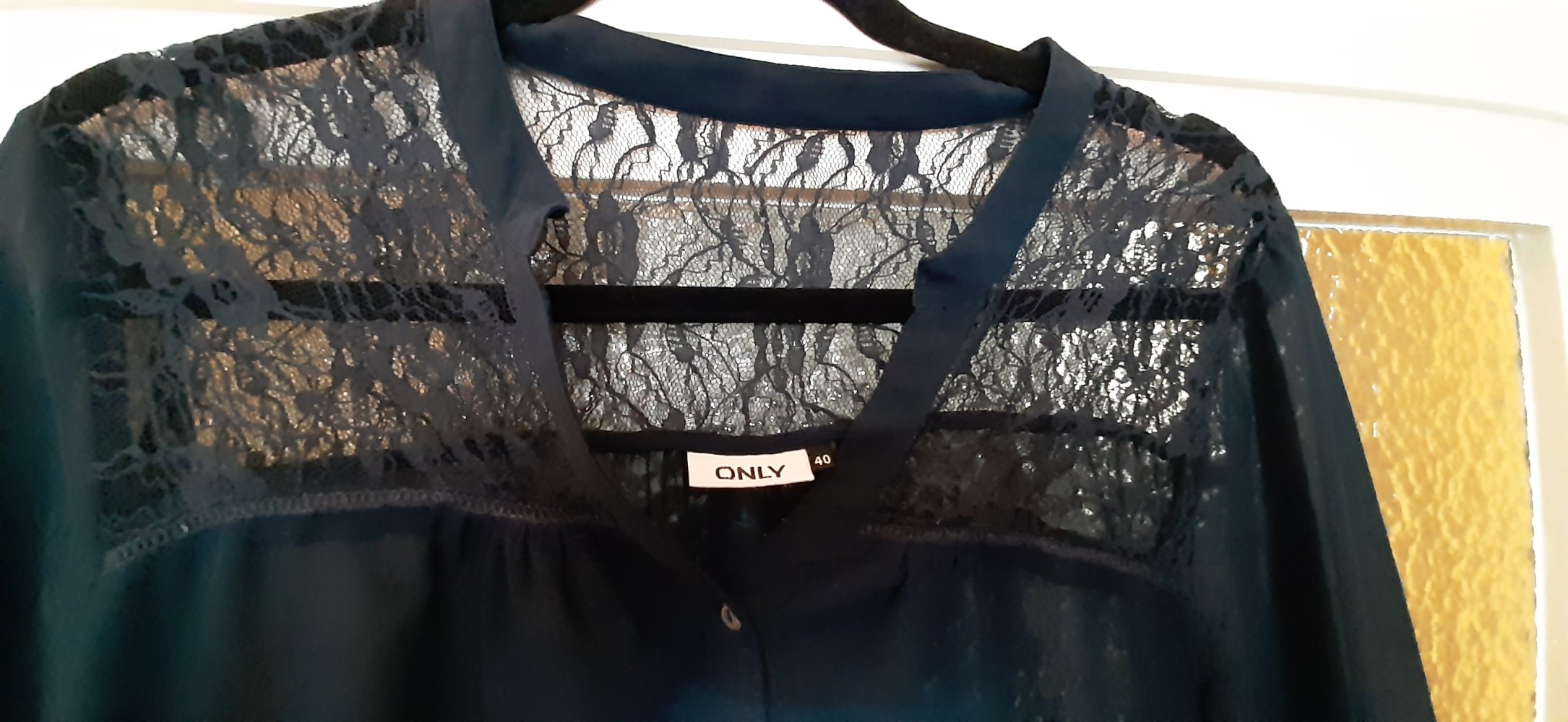 Only 40 M dunkelblaue Bluse Langarm hochknöpfbar transparent Spitze weich locker schwingend vorne Knopfleiste edel und chic