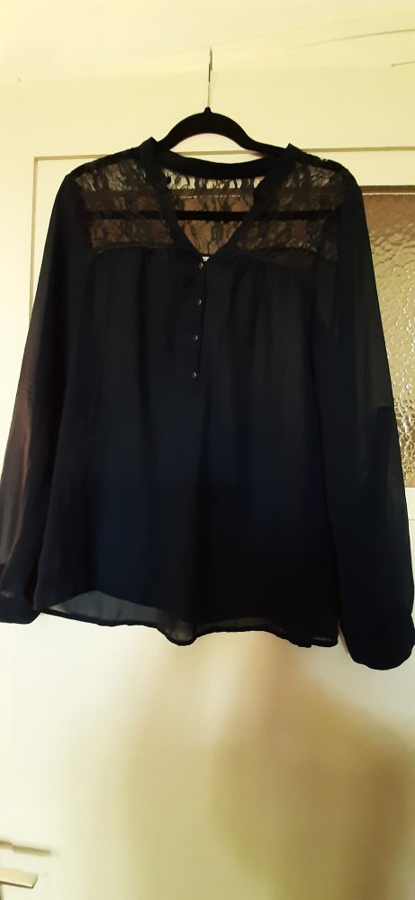 Only 40 M dunkelblaue Bluse Langarm hochknöpfbar transparent Spitze weich locker schwingend vorne Knopfleiste edel und chic