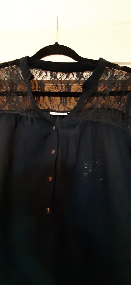 Only 40 M dunkelblaue Bluse Langarm hochknöpfbar transparent Spitze weich locker schwingend vorne Knopfleiste edel und chic