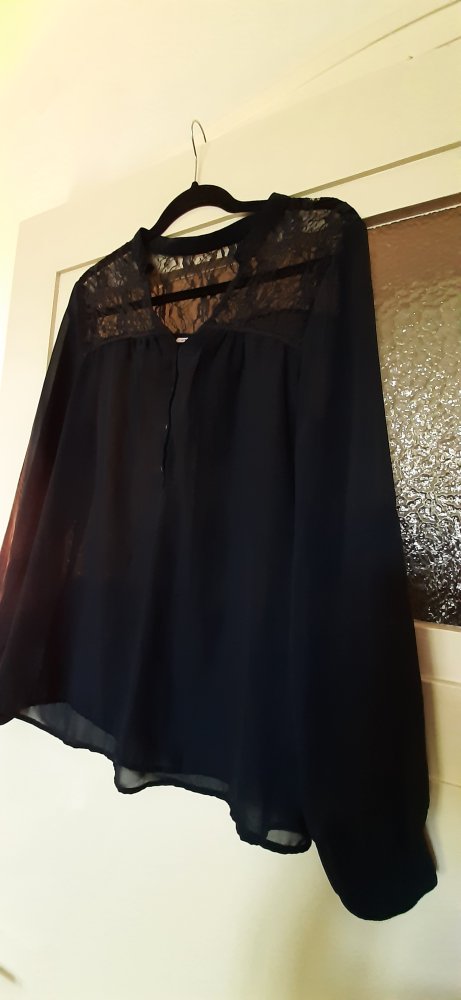 Only 40 M dunkelblaue Bluse Langarm hochknöpfbar transparent Spitze weich locker schwingend vorne Knopfleiste edel und chic