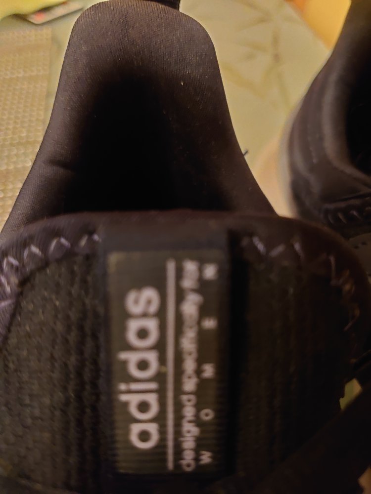 leichter Sportschuh von Adidas