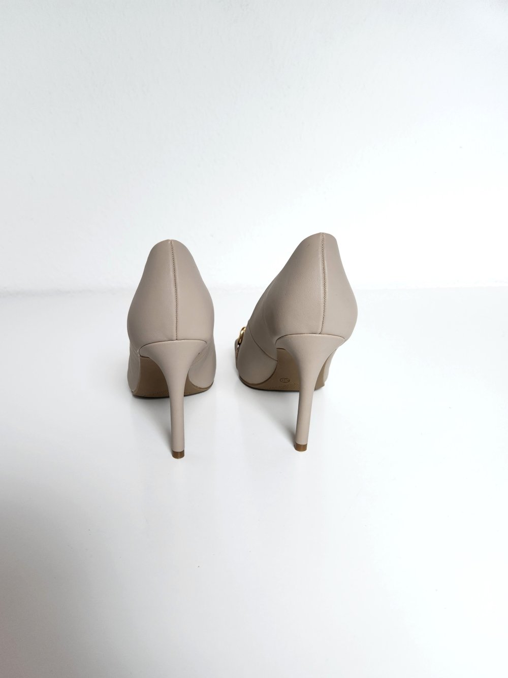 Neue Pumps mit gold Kette