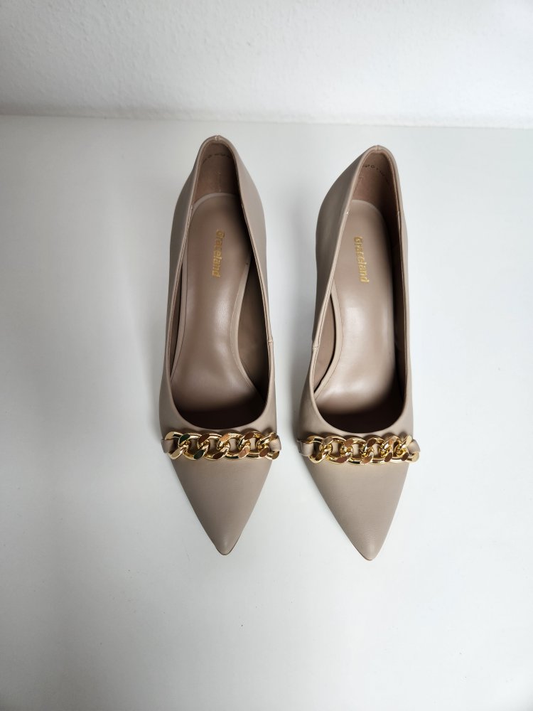 Neue Pumps mit gold Kette