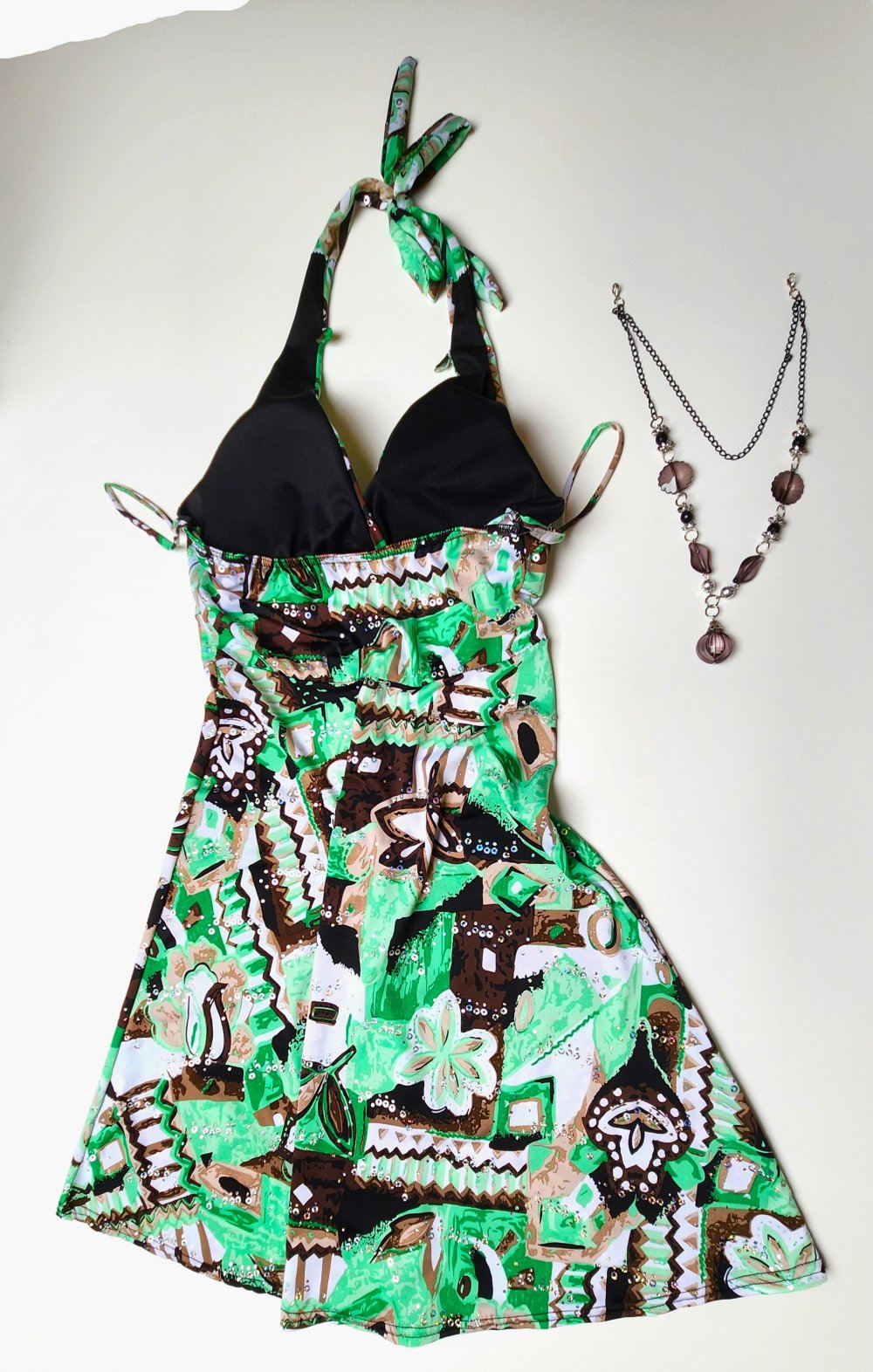 Neues Sommerkleid mit abnehmbarer Halskette