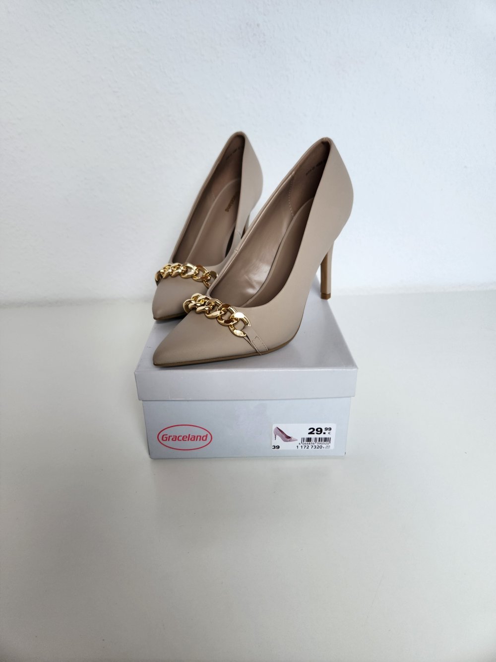 Neue Pumps mit gold Kette