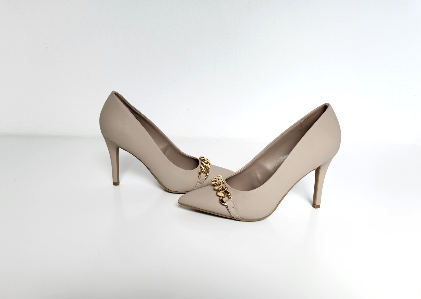 Neue Pumps mit gold Kette