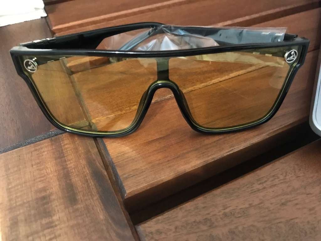 Sonnenbrille, gelbe Gläser