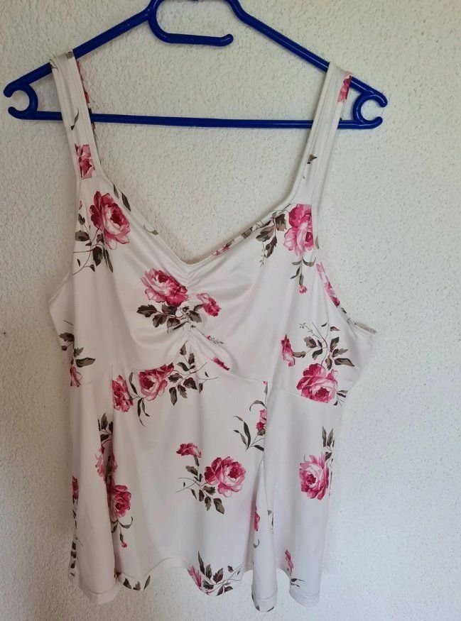 Sommerliches Top mit Rosenmuster