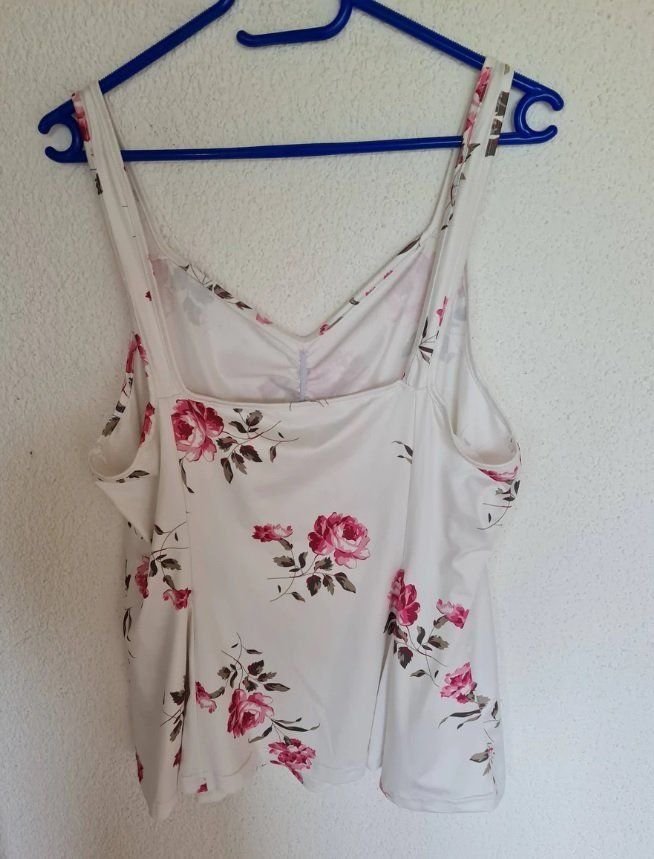 Sommerliches Top mit Rosenmuster