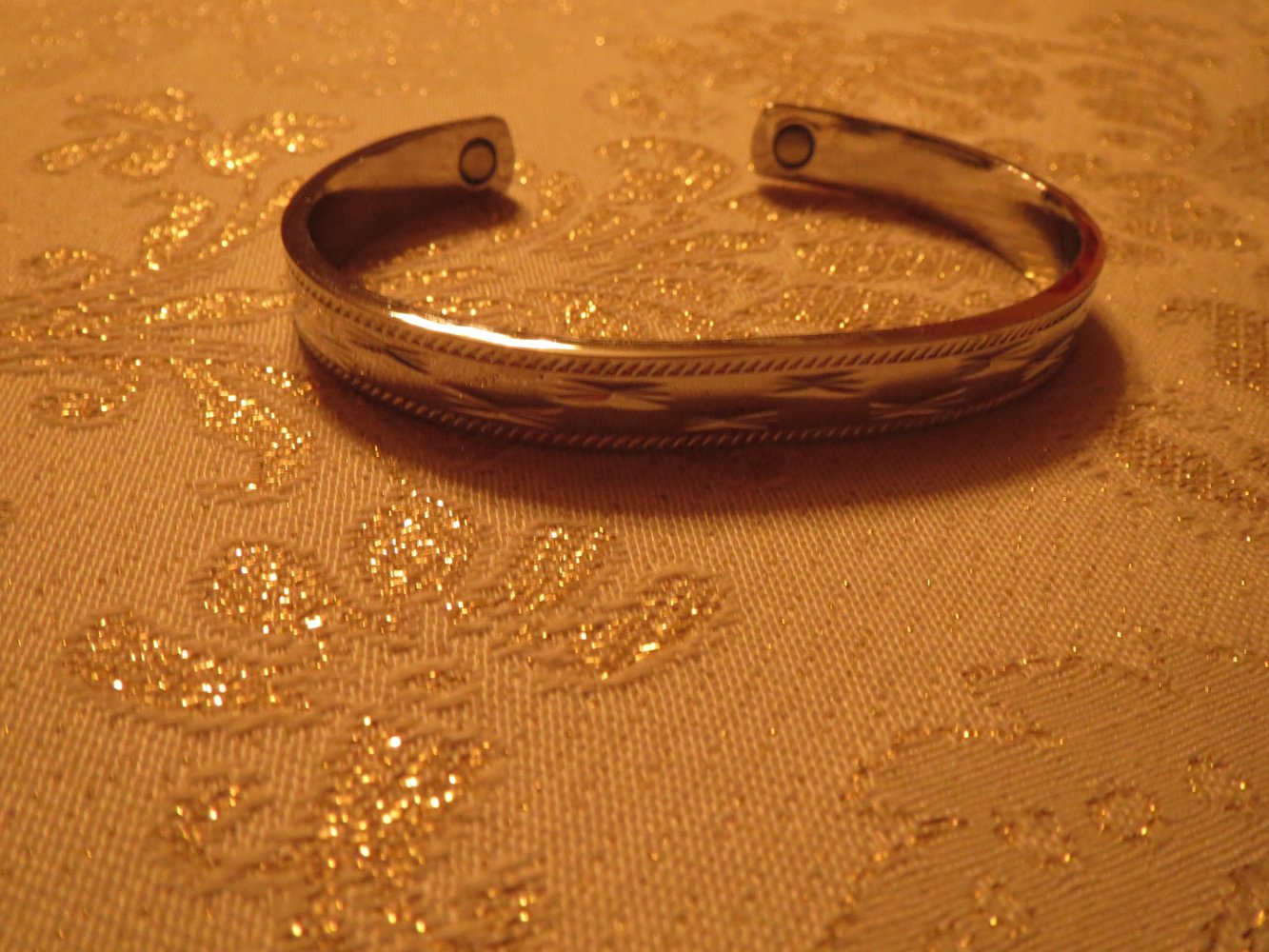 Armreif mit Magneten, Modeschmuck in silberfarben