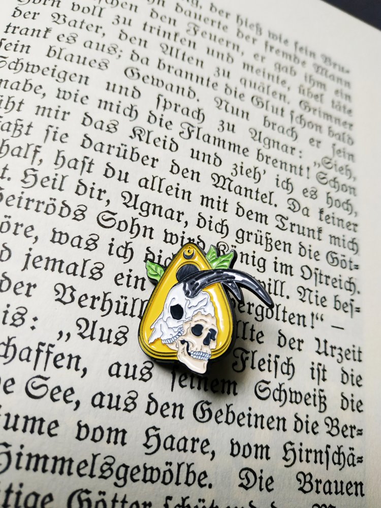Emaille Pin Witchy Moonchild Schädel 