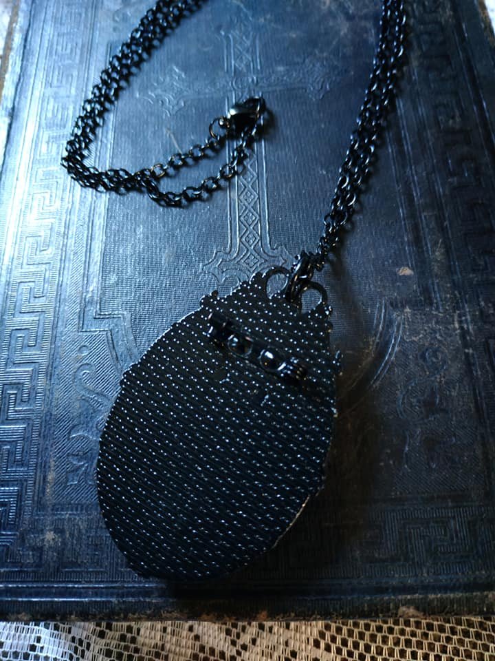 Horror Rune Rabe Schädel Skull Nordic Core Look Vegvísir Gothic Halloween Kette Brosche
