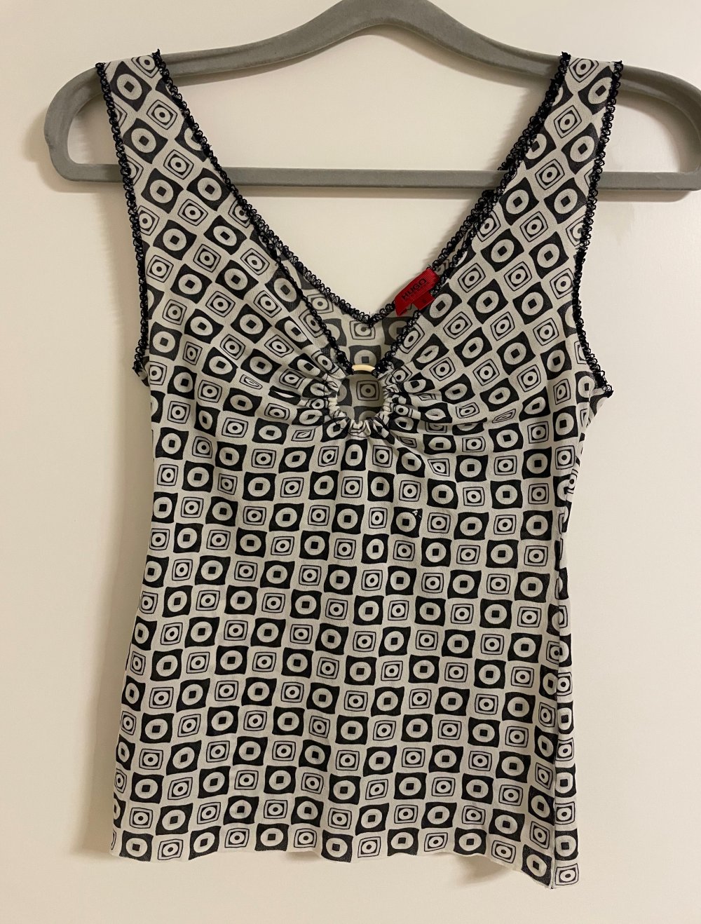 Top von Hugo Boss mit Spitze