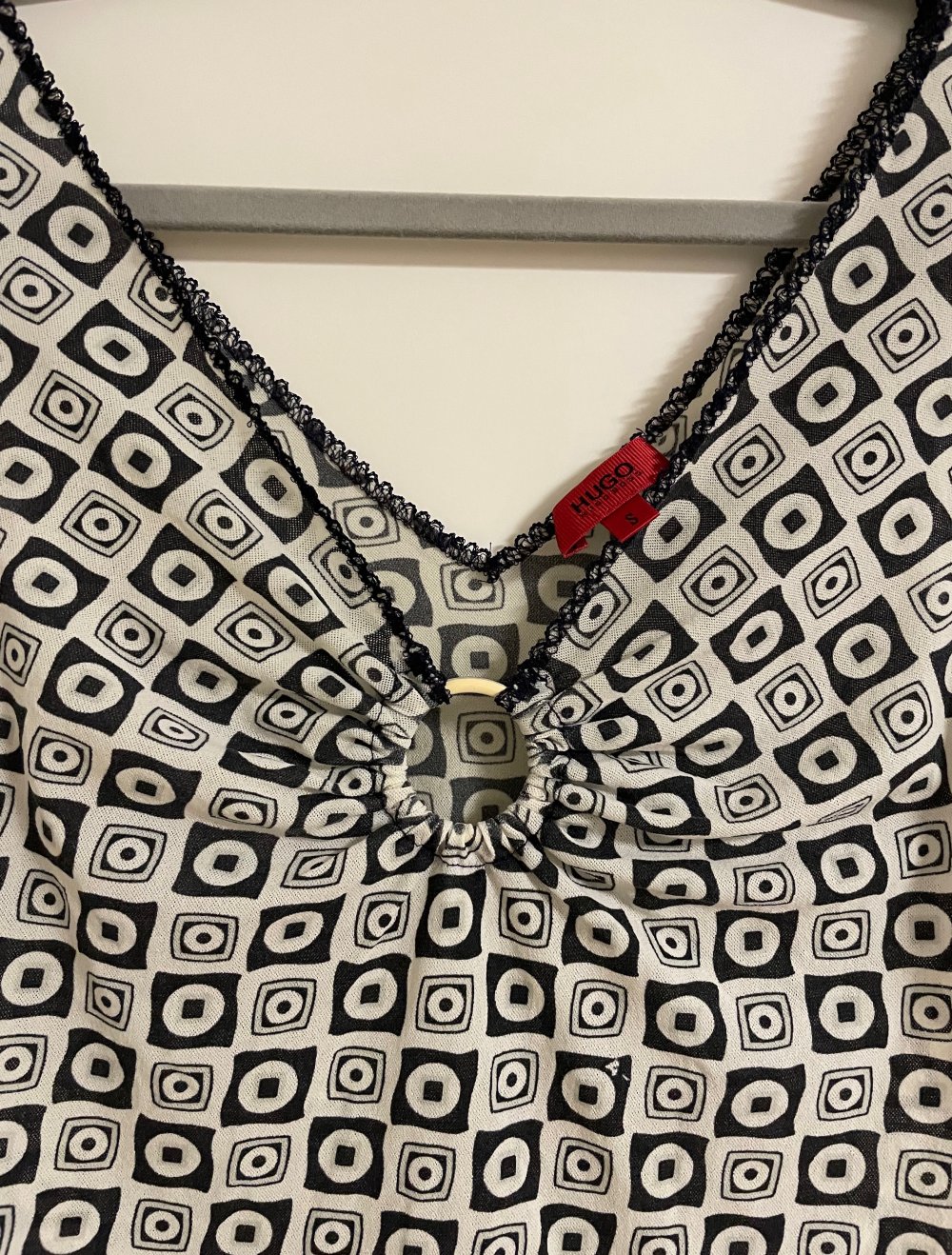 Top von Hugo Boss mit Spitze