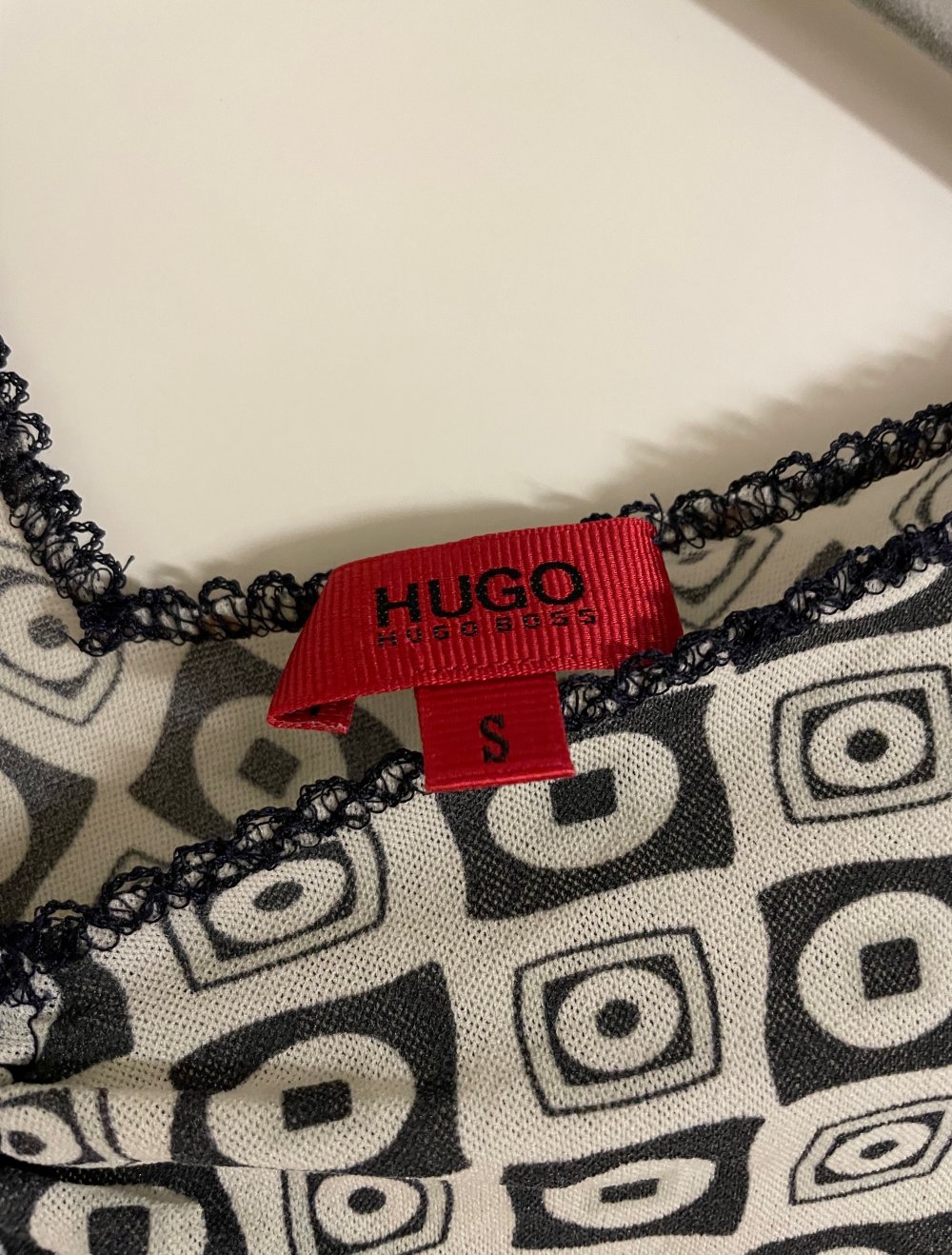 Top von Hugo Boss mit Spitze
