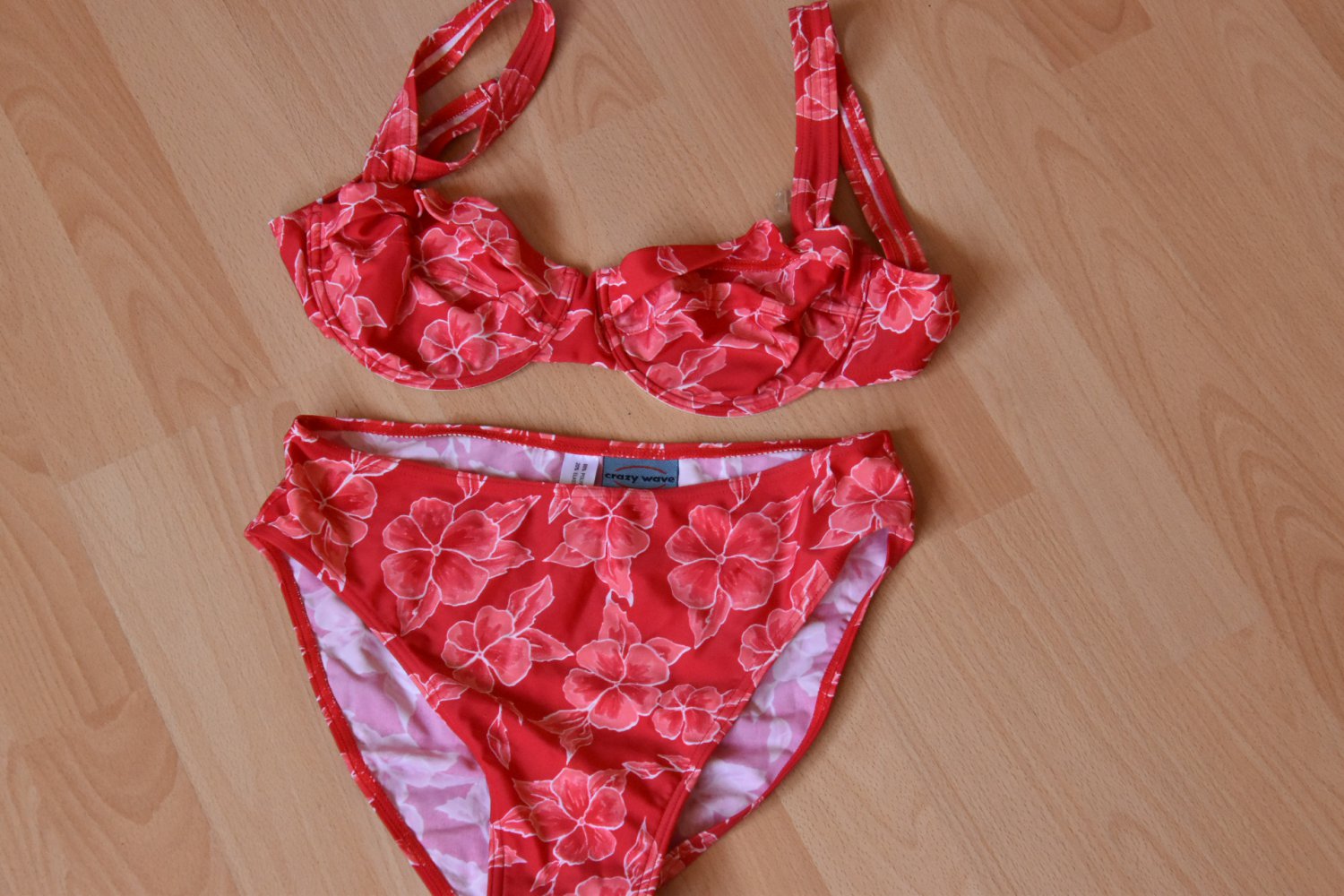 schöner roter Blumen-Bikini