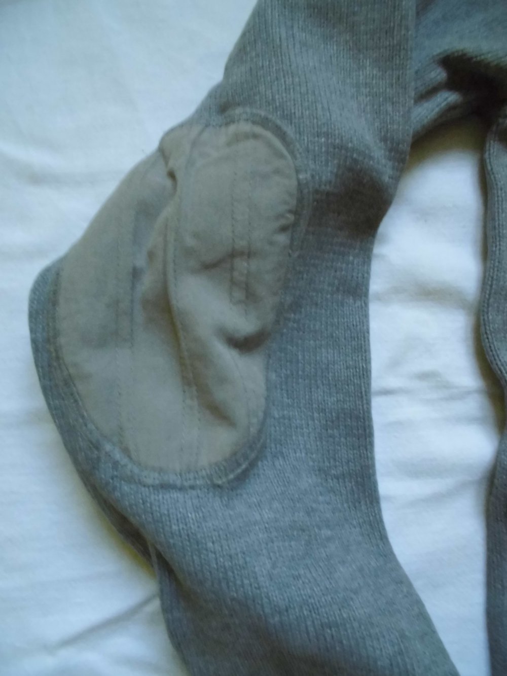 Grauer Wollpullover mit Ellbogenschutz !