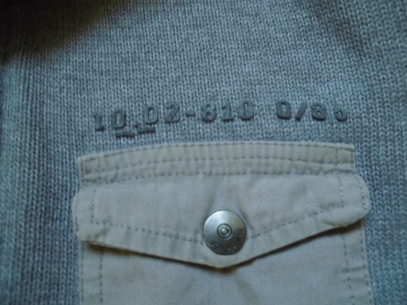 Grauer Wollpullover mit Ellbogenschutz !