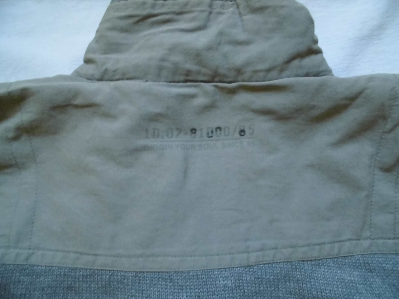 Grauer Wollpullover mit Ellbogenschutz !