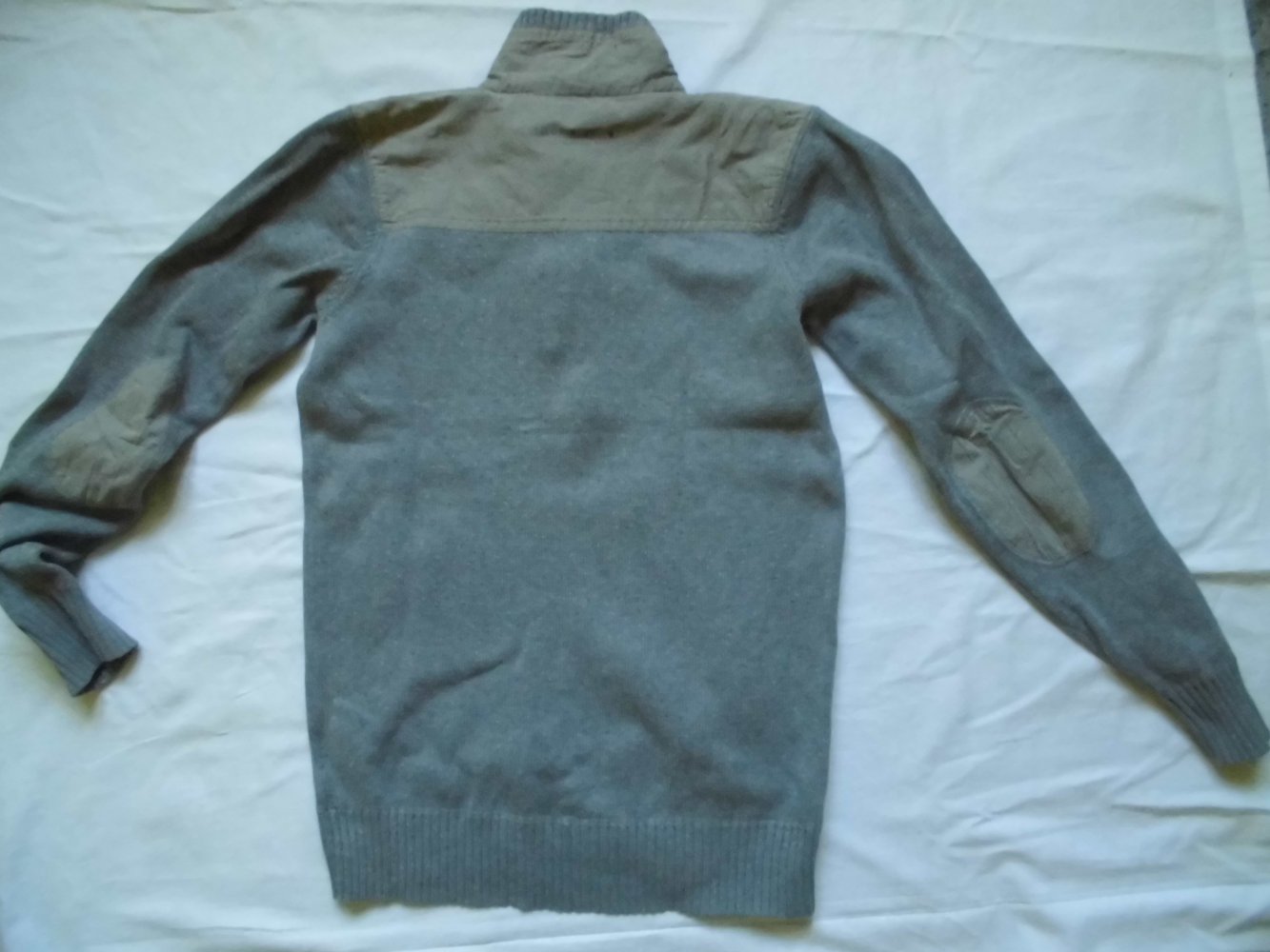 Grauer Wollpullover mit Ellbogenschutz !