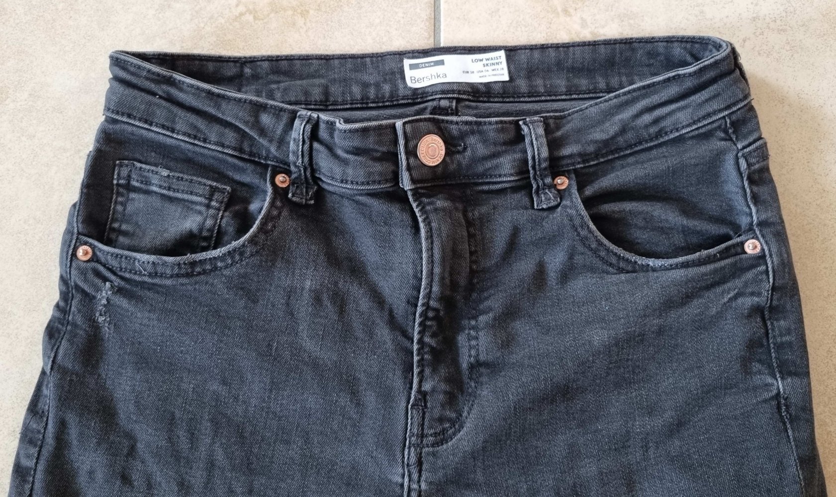 Bershka Cropped-Jeans, Destroyed-Look, schwarz, Gr. 36