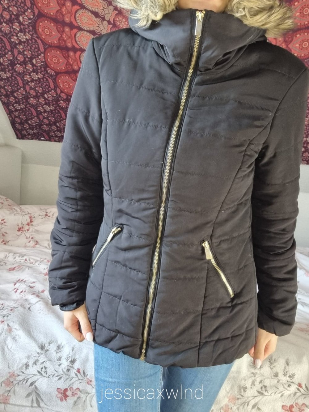 Schwarze Daunenjacke mit Fell
