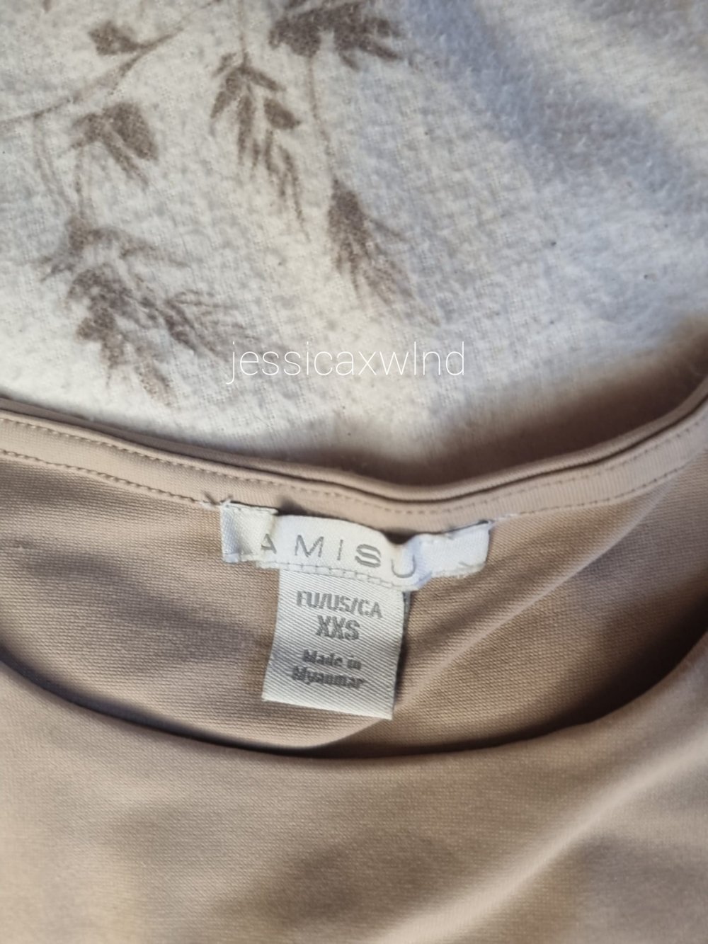 Viraler Beiger Body